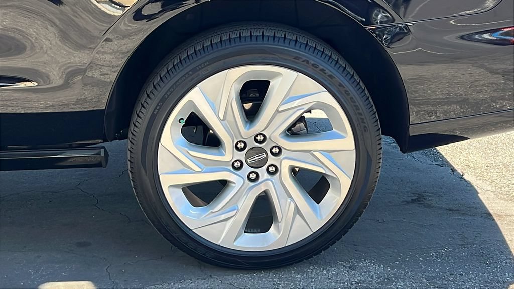 New 2025 Lincoln Navigator Reserve AWD/4WD image 3