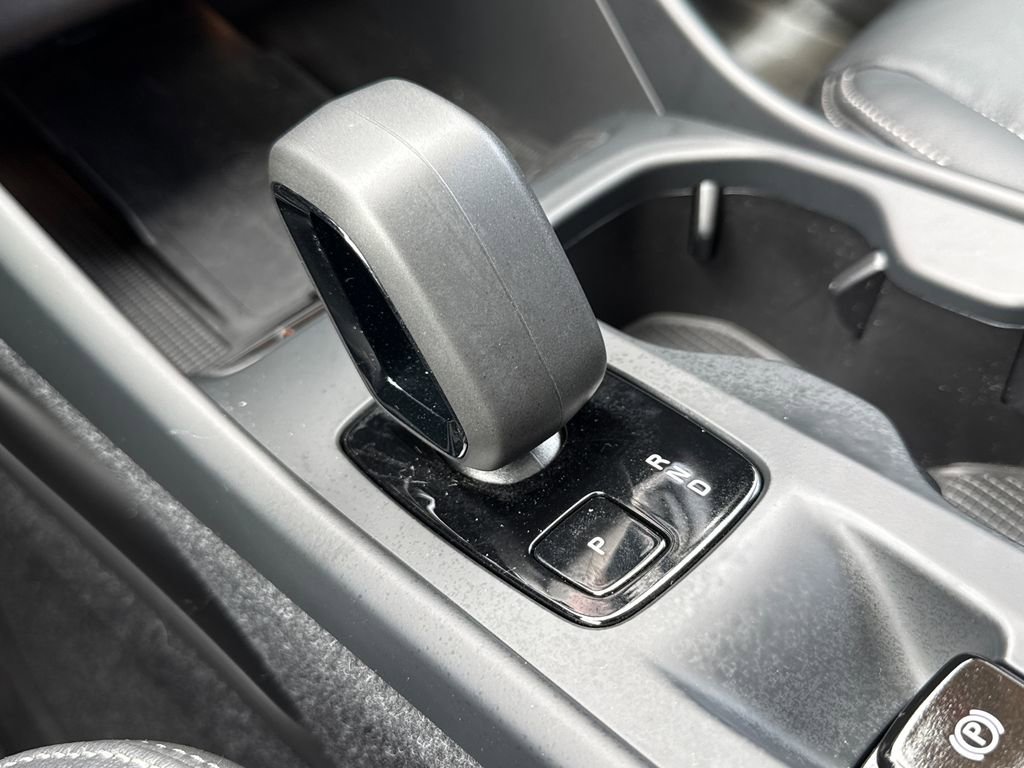 Used 2024 Volvo XC40 B5 Core image 21