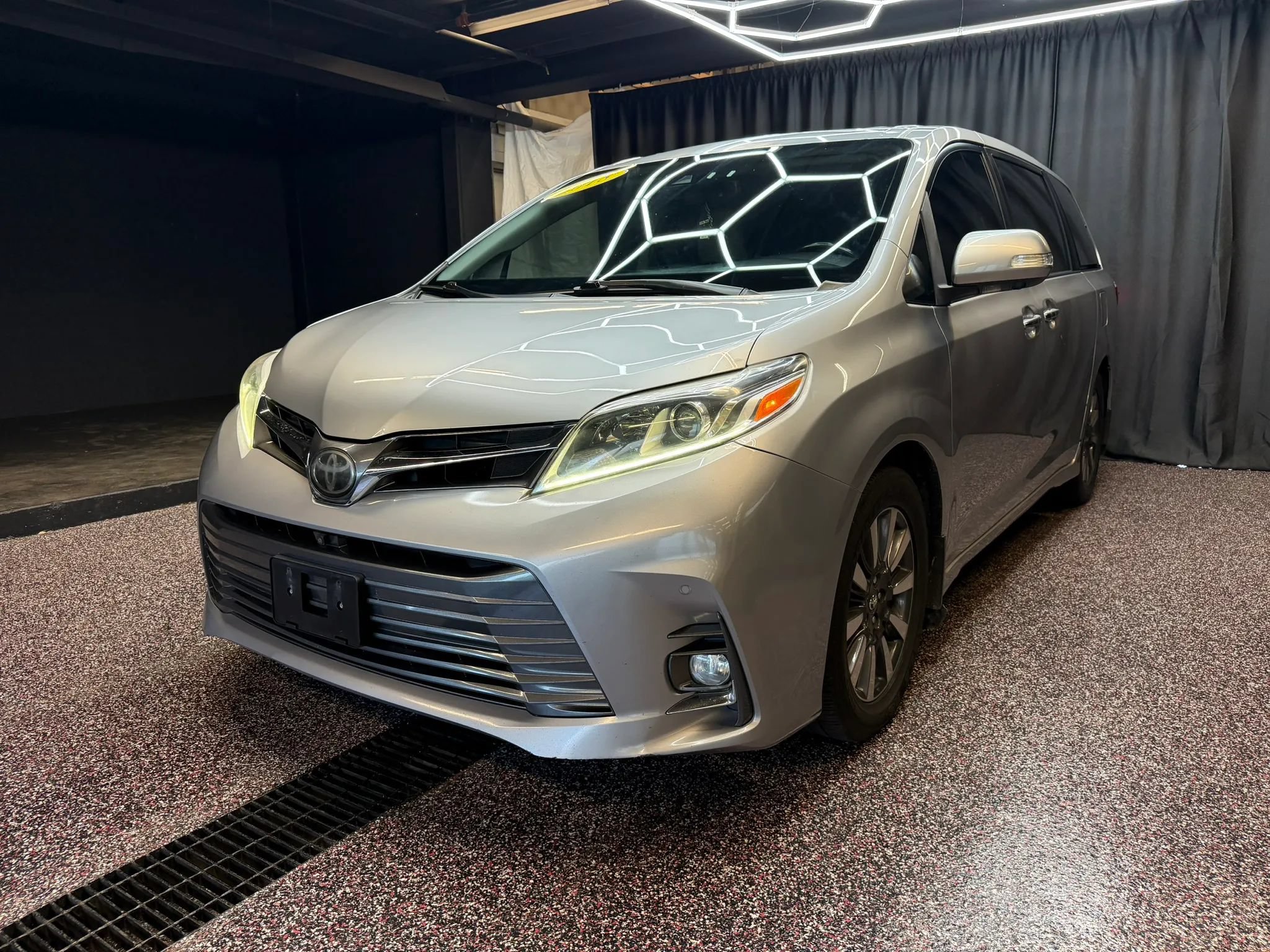 Used 2018 Toyota Sienna Limited Premium FWD image 3