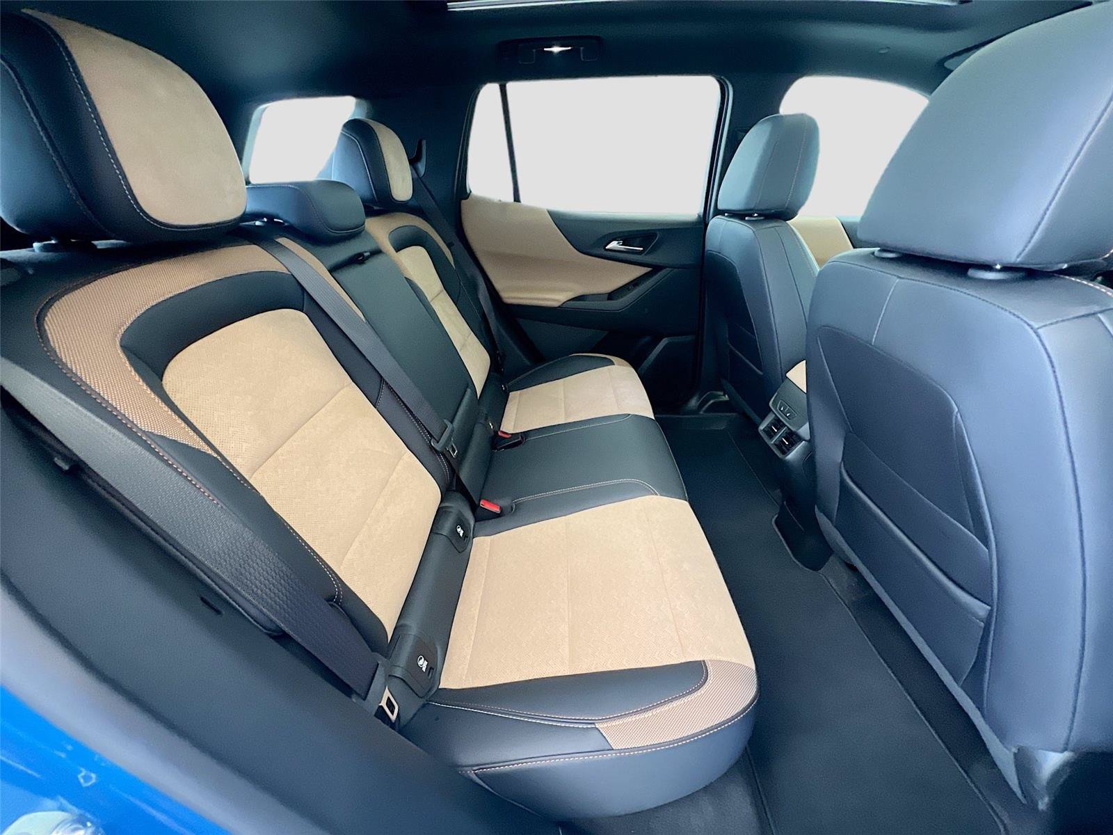 Used 2025 Chevrolet Equinox ACTIV w/ Safety and Technology Package FWD image 27