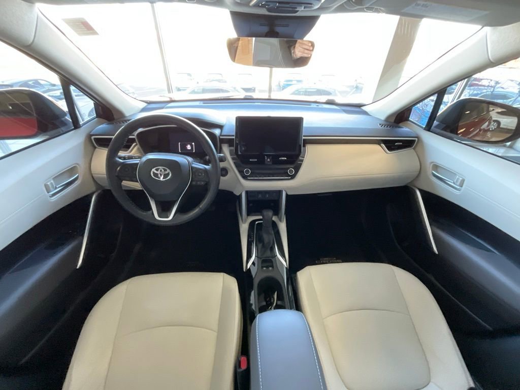 Used 2024 Toyota Corolla Cross XLE image 9