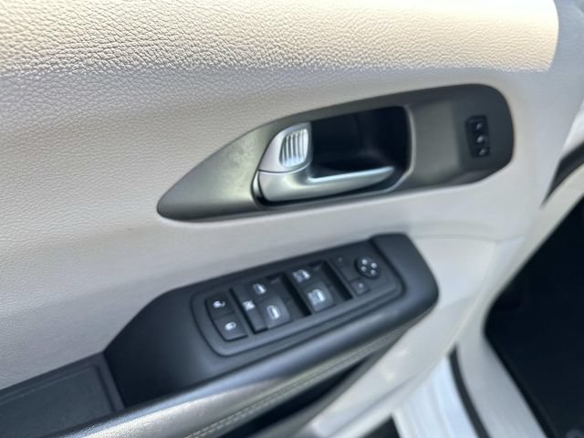 Used 2024 Chrysler Pacifica Touring-L FWD image 9