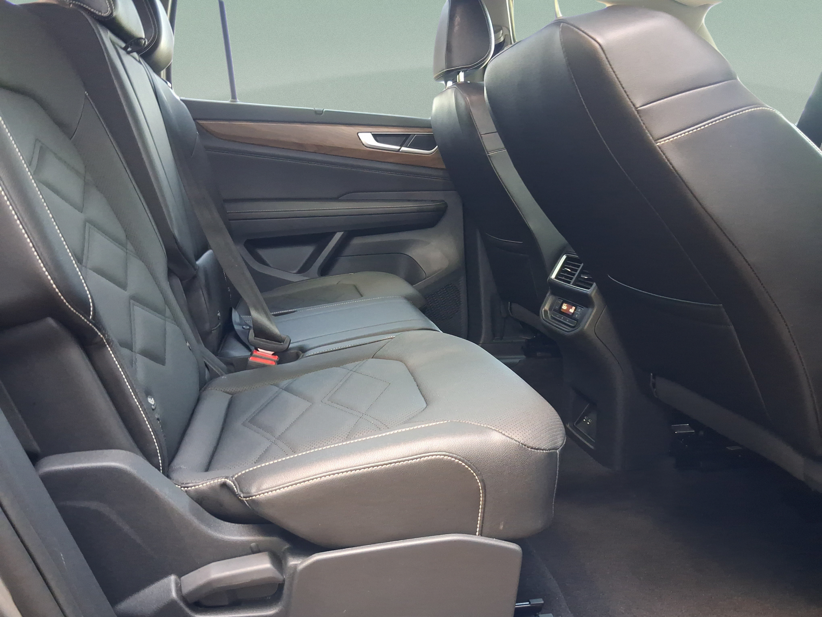 Used 2025 Volkswagen Atlas SE AWD/4WD image 29