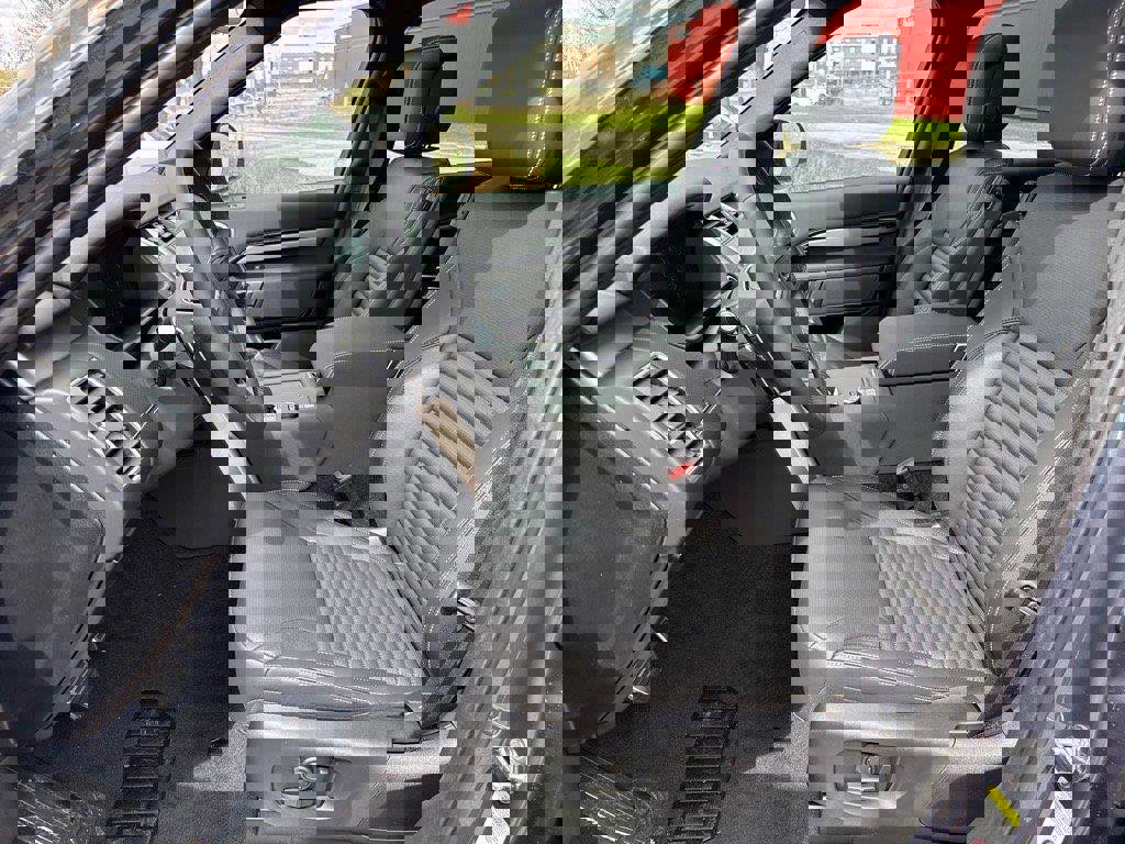 Used 2025 Land Rover Discovery Dynamic SE image 5