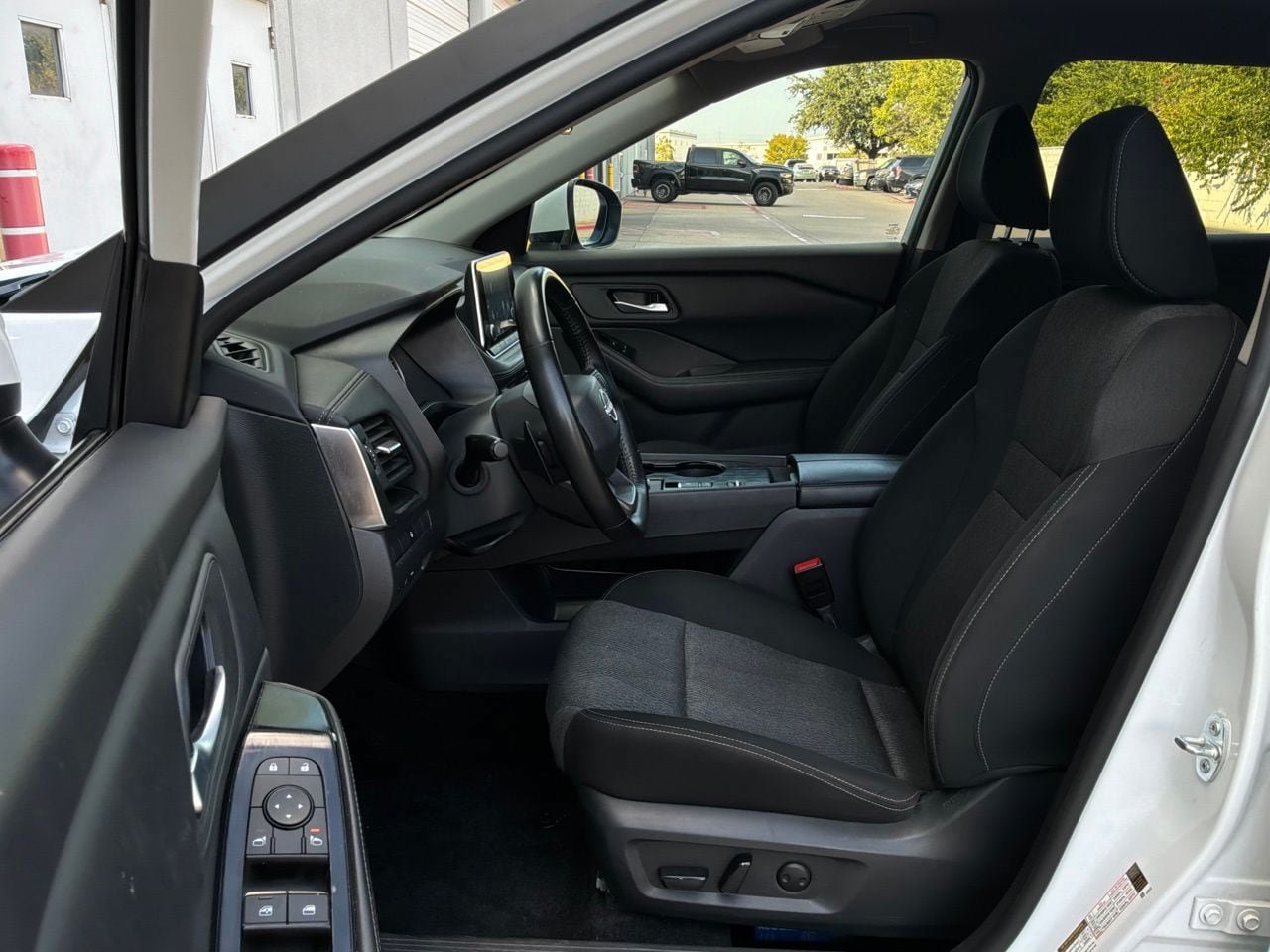 Used 2025 Nissan Rogue SV FWD image 10