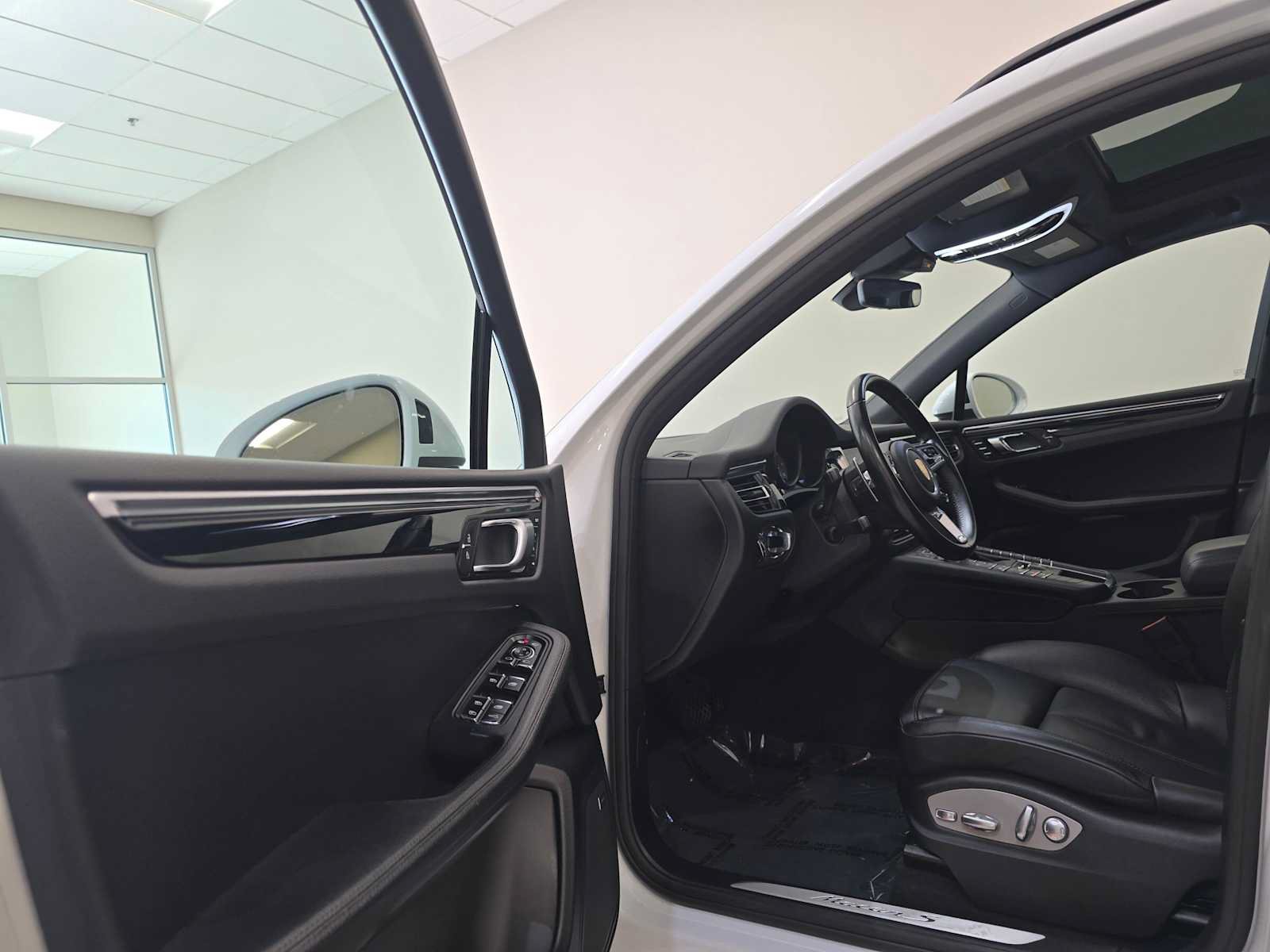 Used 2019 Porsche Macan S AWD/4WD image 23