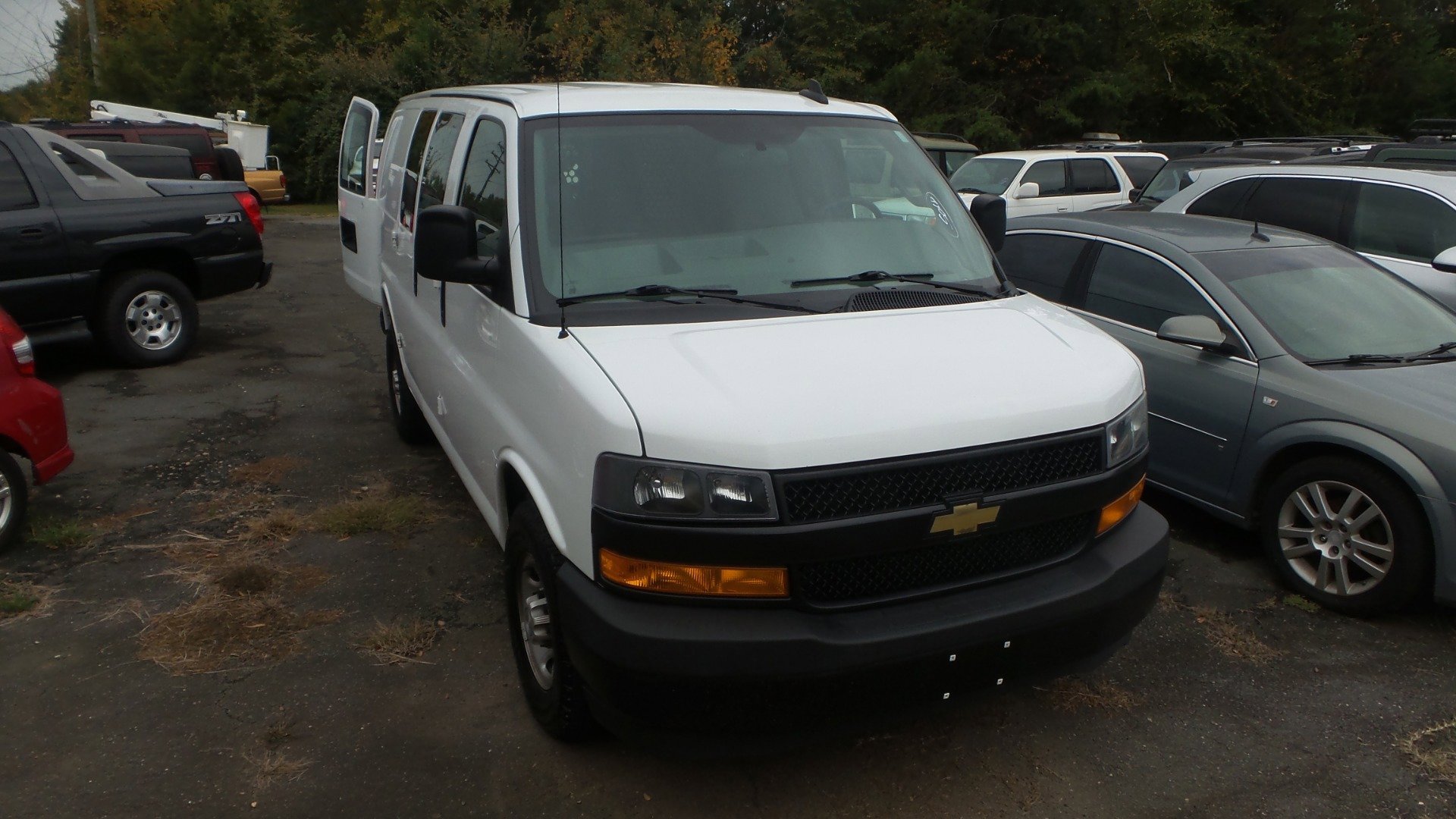 Used 2019 Chevrolet Express 2500 w/ Driver Convenience Package image 3