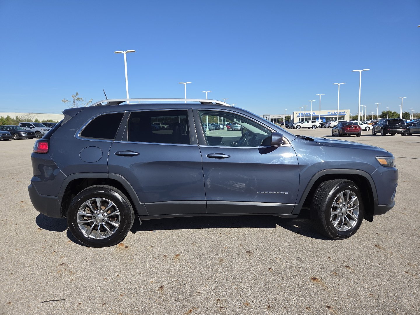 Used 2019 Jeep Cherokee Latitude Plus w/ Comfort/Convenience Group AWD/4WD image 18
