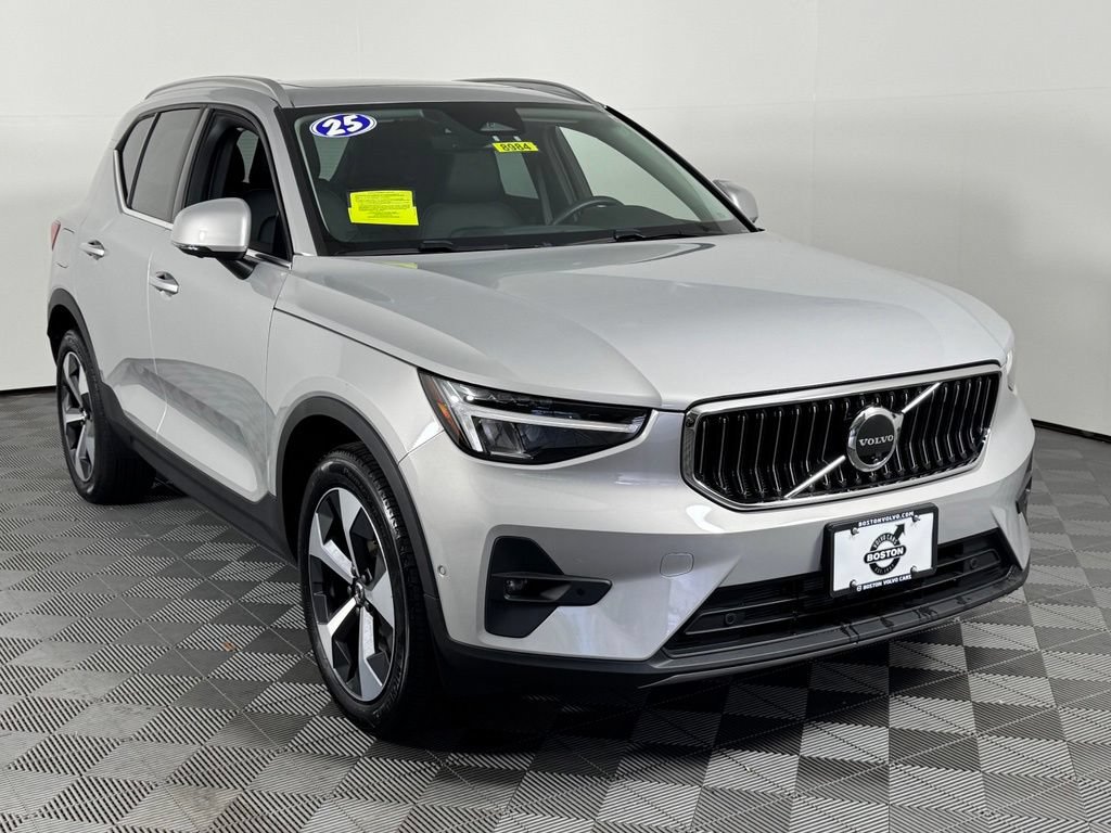 Certified 2025 Volvo XC40 B5 Plus AWD/4WD image 3