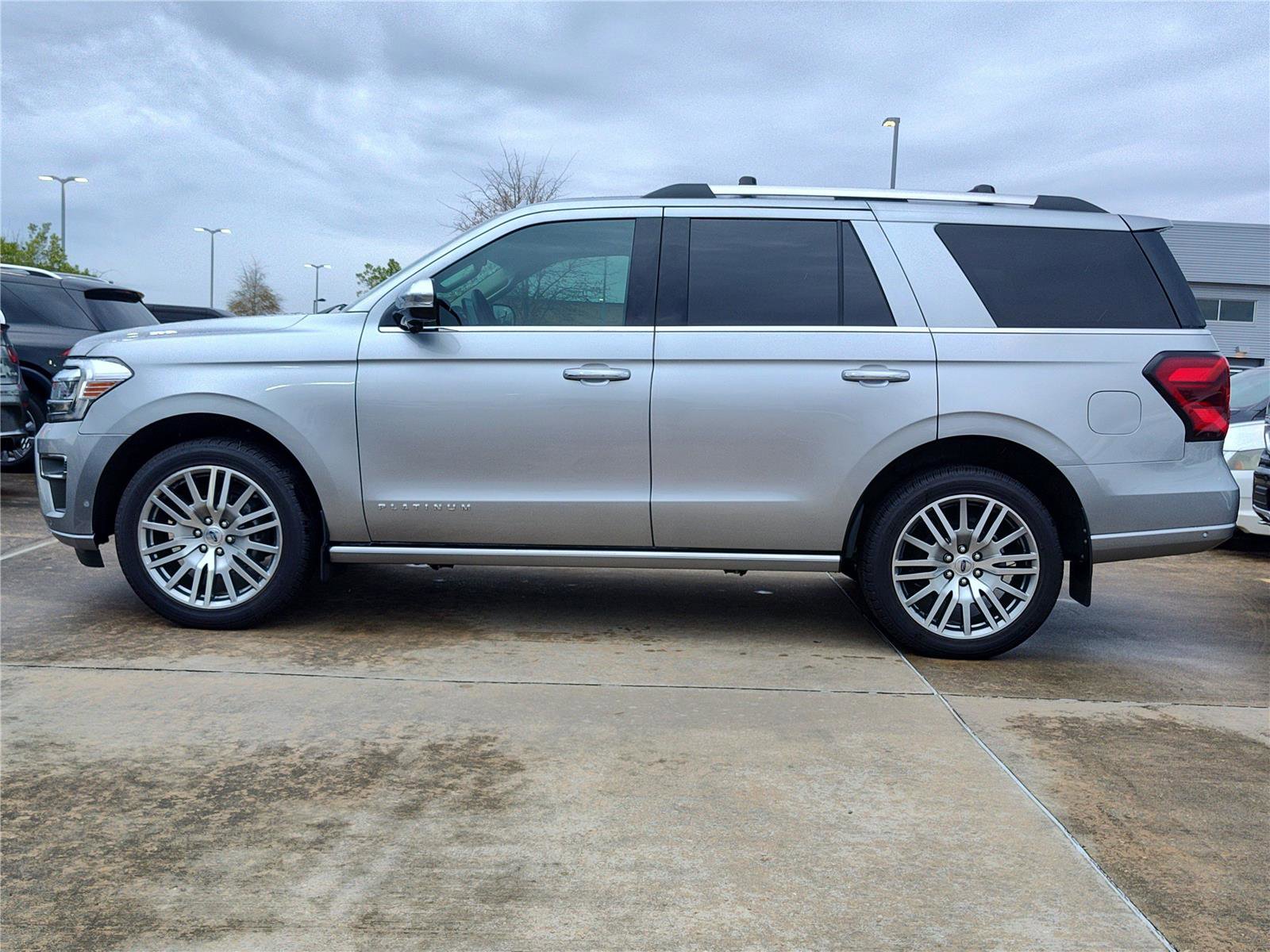 Used 2024 Ford Expedition Platinum image 3