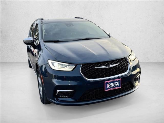 Used 2023 Chrysler Pacifica Limited w/ Uconnect Theater Family Group image 3