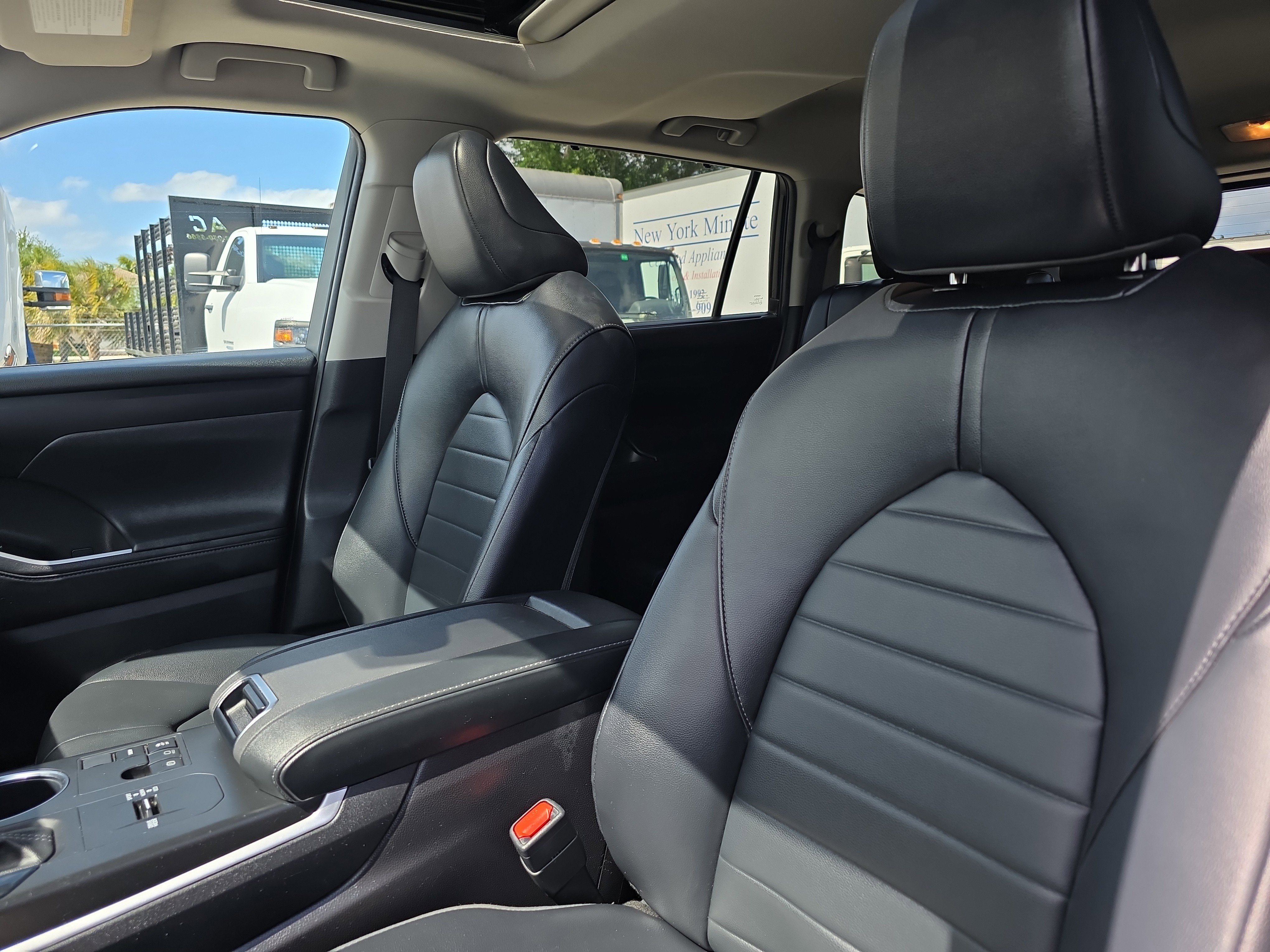 Used 2024 Toyota Highlander XLE FWD image 26