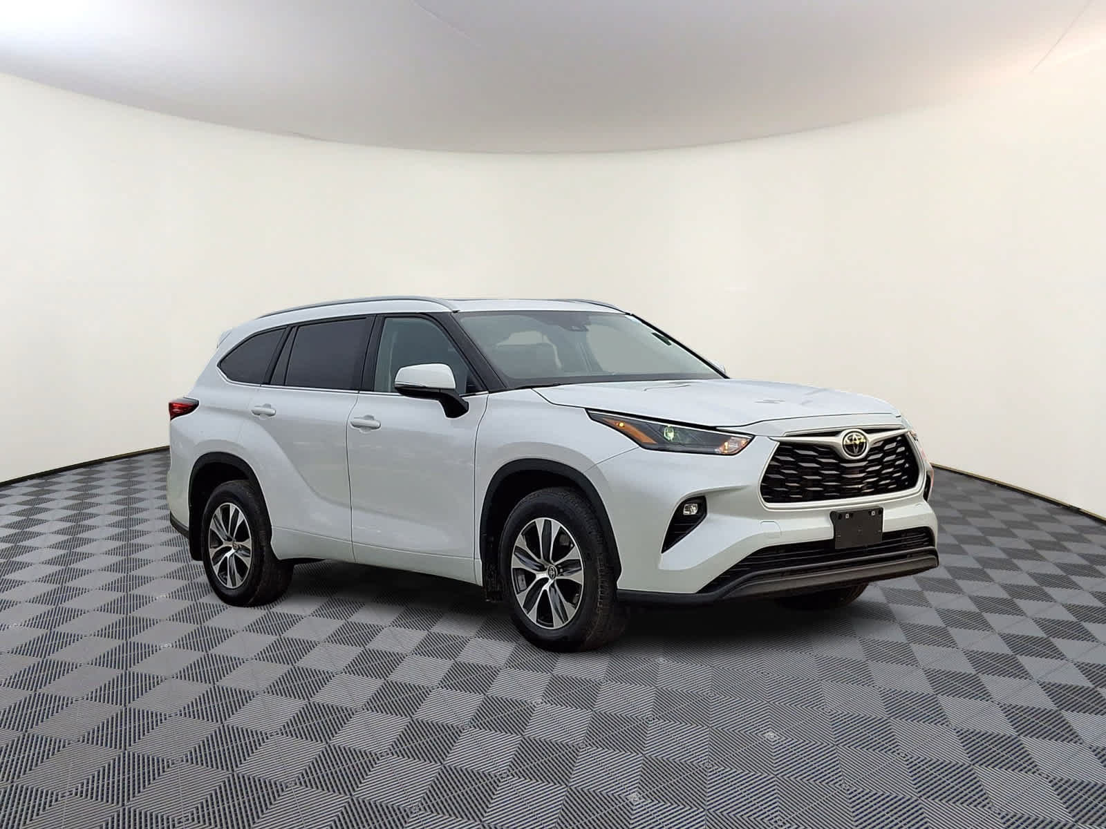 Used 2023 Toyota Highlander XLE AWD/4WD image 4