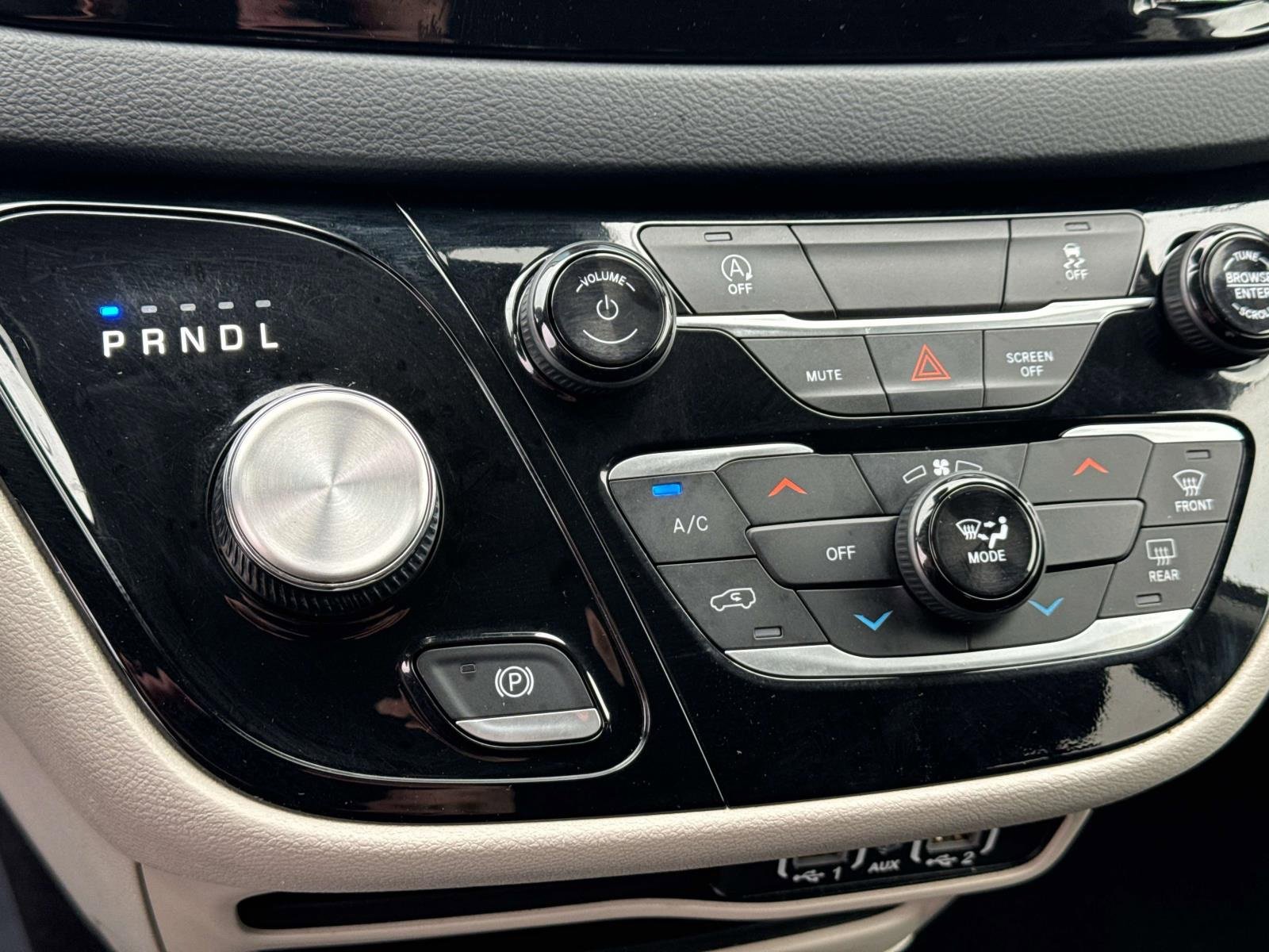 Used 2023 Chrysler Voyager LX image 11