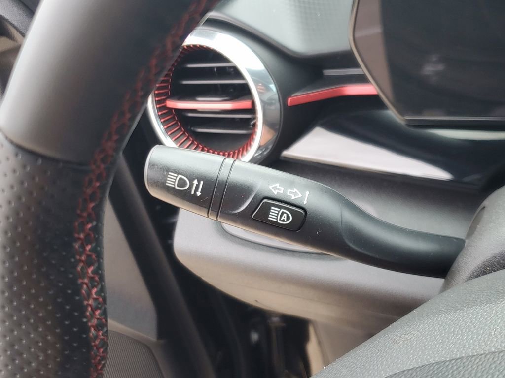 Used 2025 Chevrolet Trax RS w/ Sunroof Package image 27