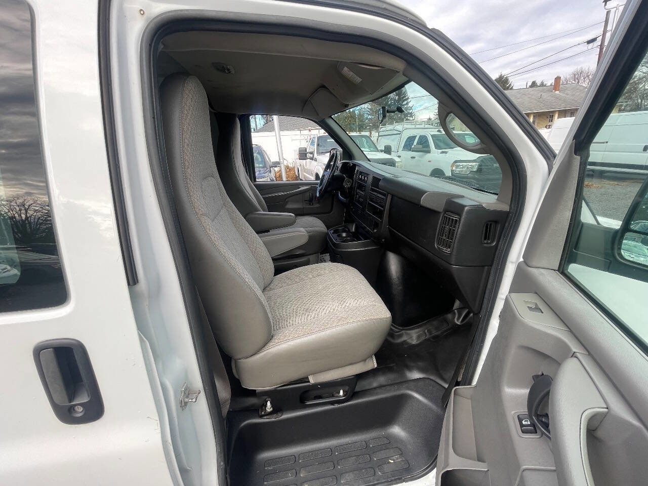 Used 2014 GMC Savana 1500 AWD image 24