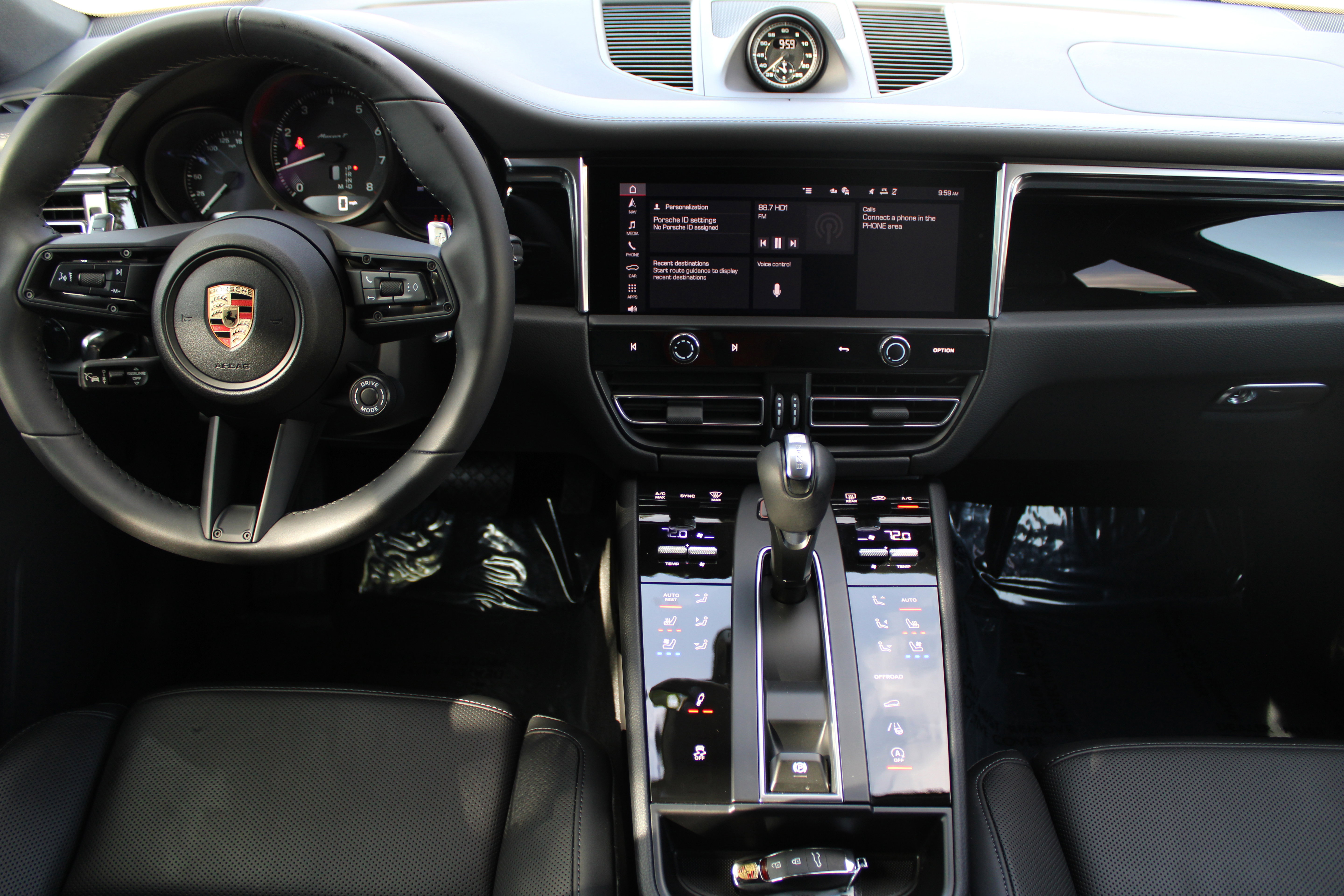 Certified 2025 Porsche Macan Turbo image 18