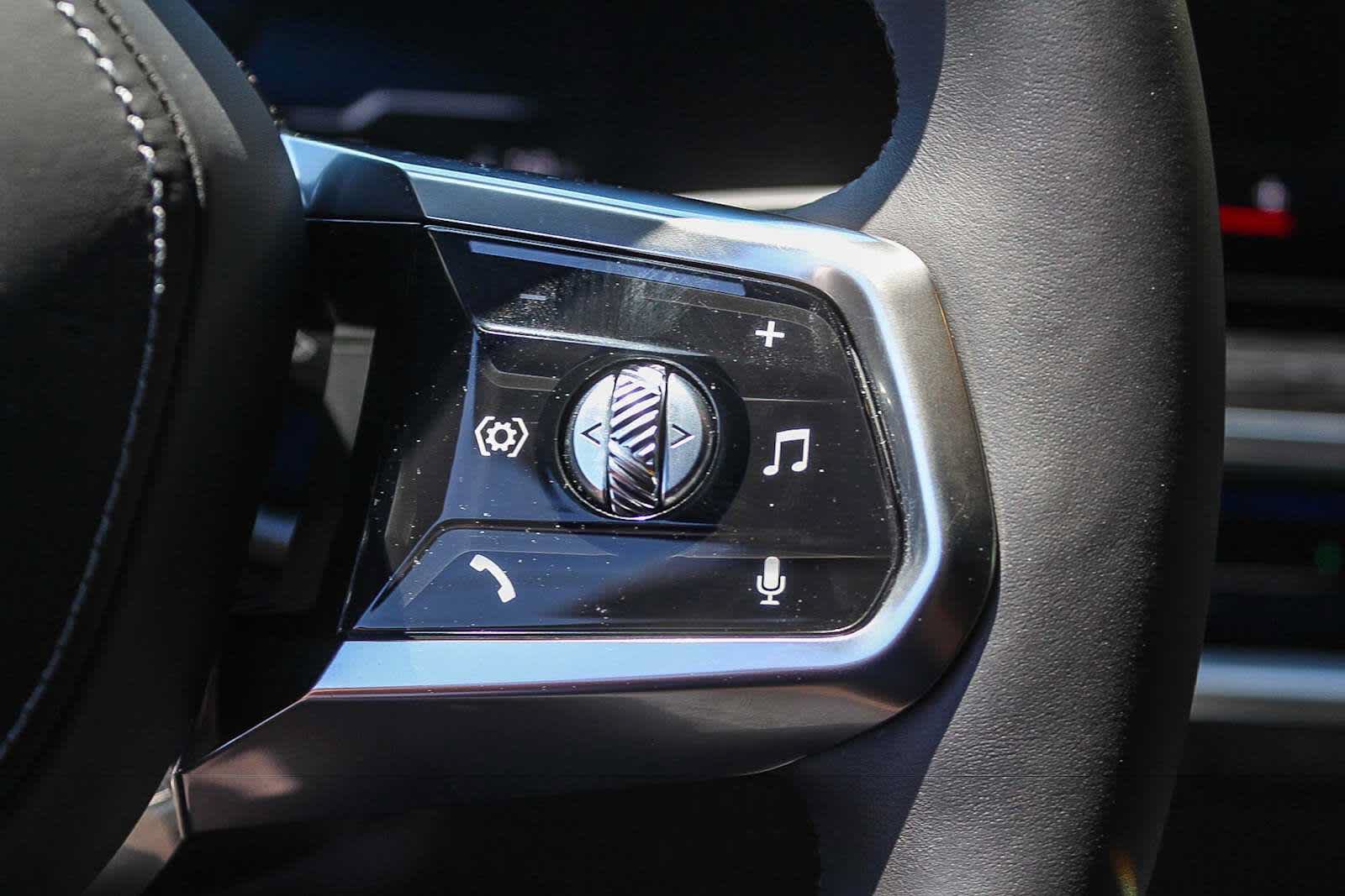 Certified 2025 BMW i7 eDrive50 w/ Executive Package RWD image 36