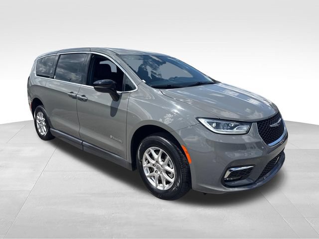 Used 2024 Chrysler Pacifica Touring FWD image 7