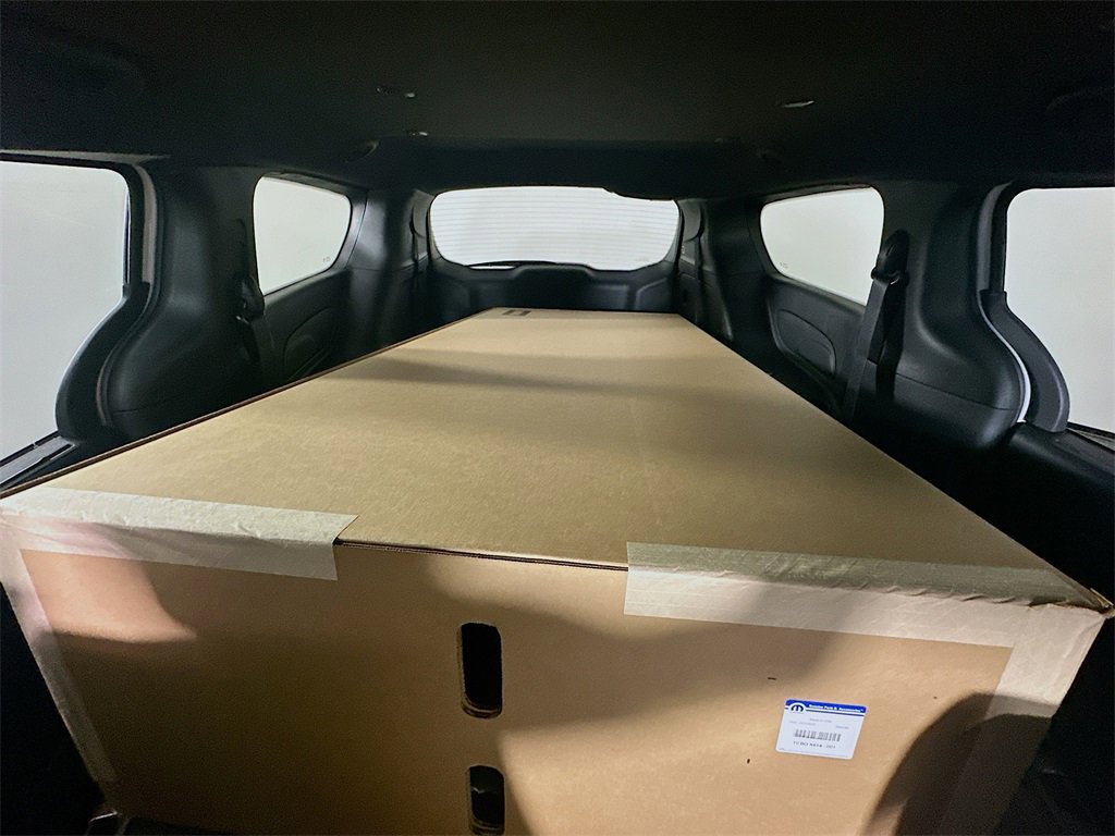 New 2025 Chrysler Pacifica Select w/ Fav Edition Package image 10