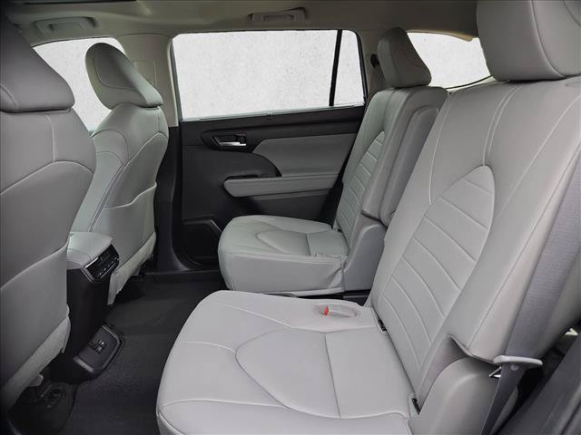 Used 2023 Toyota Highlander XLE FWD image 16