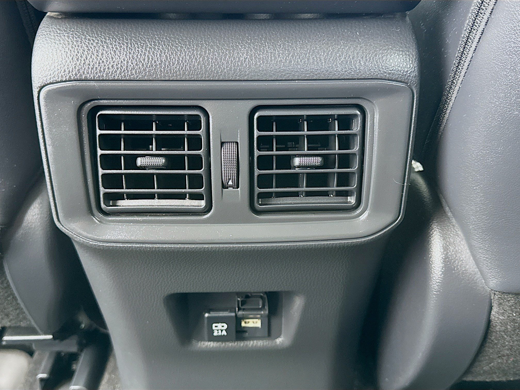 Used 2021 Toyota RAV4 Limited w/ Carpet Mat Package (TMS) FWD image 17