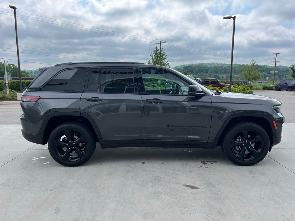 Used 2025 Jeep Grand Cherokee Altitude AWD/4WD image 21