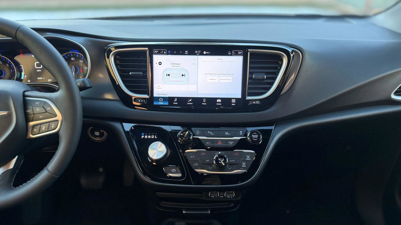 Used 2025 Chrysler Pacifica Select FWD image 17