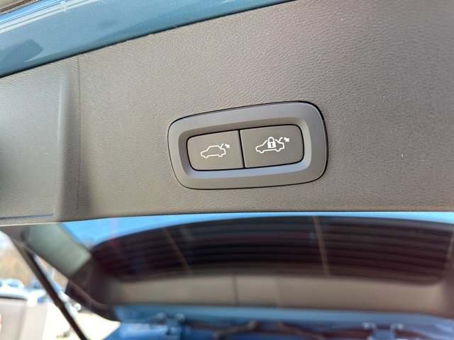Certified 2023 Volvo XC40 B5 Plus image 36