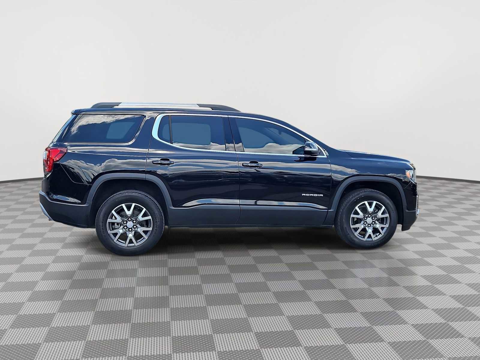 Certified 2023 GMC Acadia SLE w/ Driver Convenience Package FWD image 9