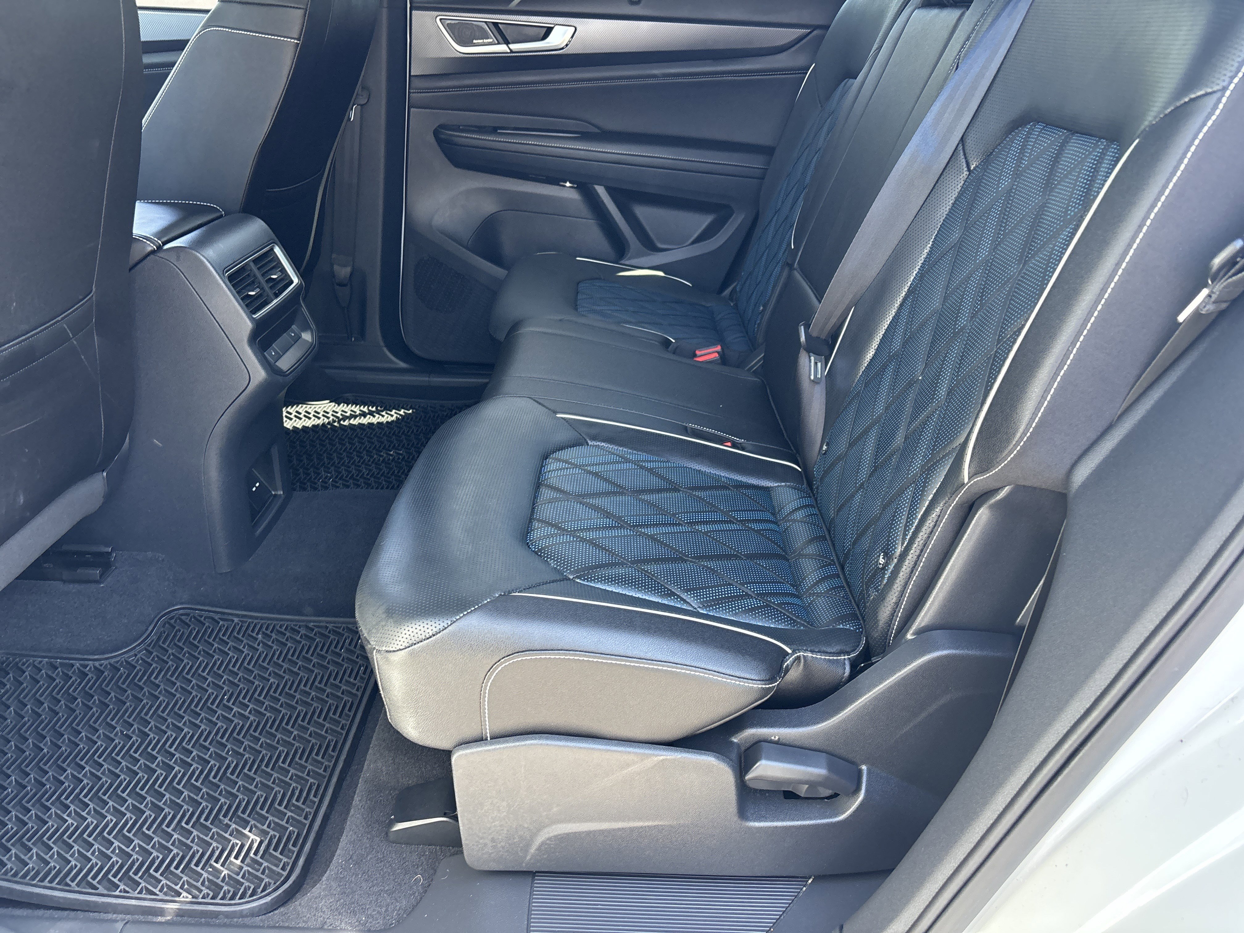 Used 2025 Volkswagen Atlas Cross Sport SEL Premium R-Line image 15