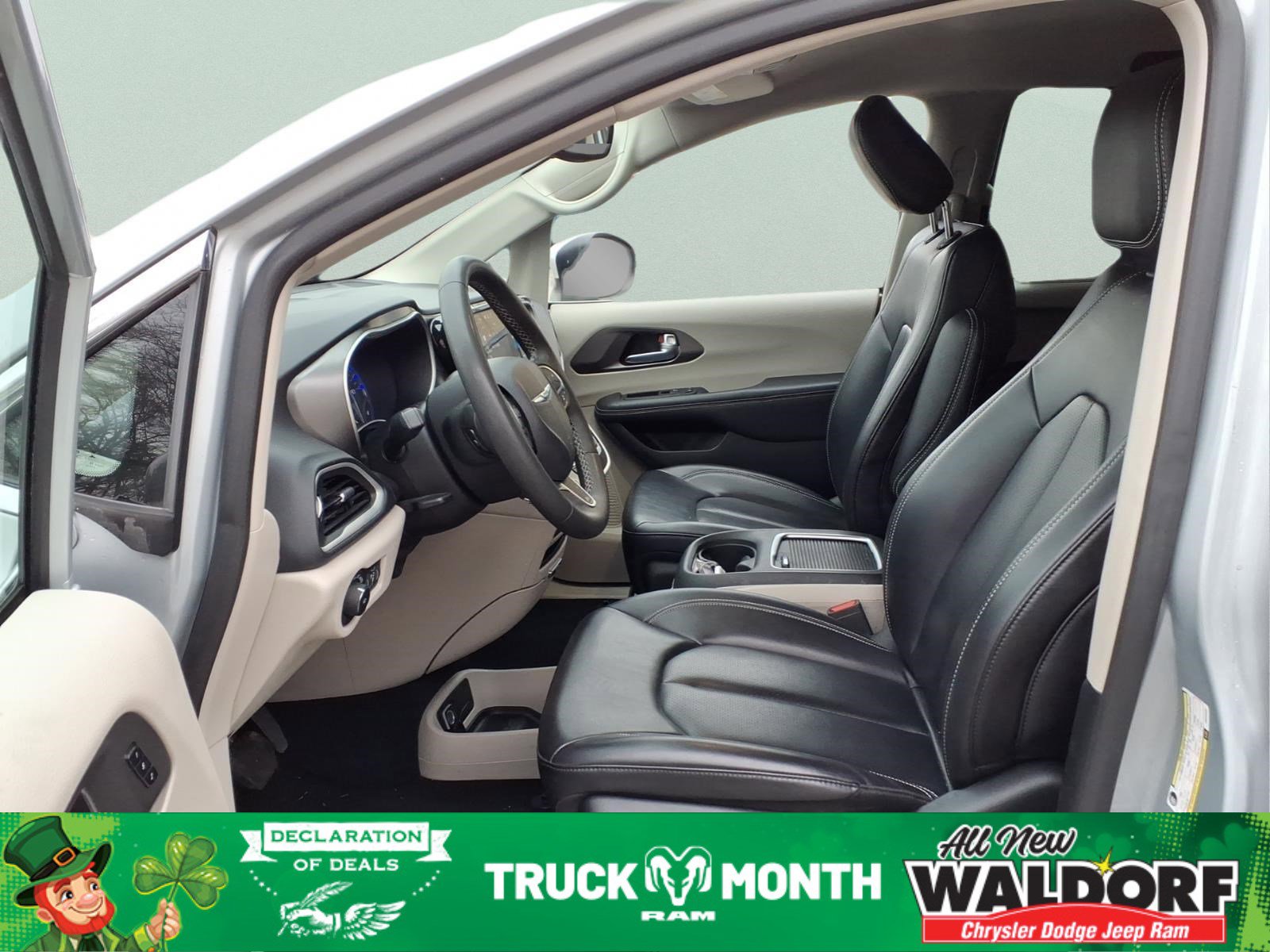 Used 2023 Chrysler Pacifica Touring-L image 8