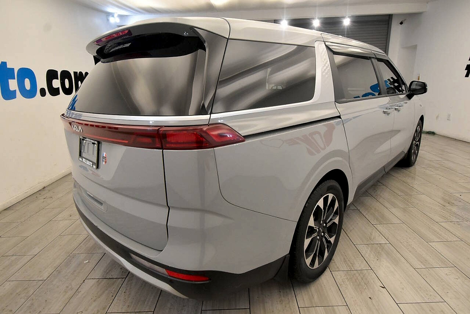 Used 2024 Kia Carnival EX FWD image 5