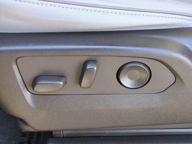 Used 2023 GMC Yukon XL SLT w/ SLT Luxury Package image 12