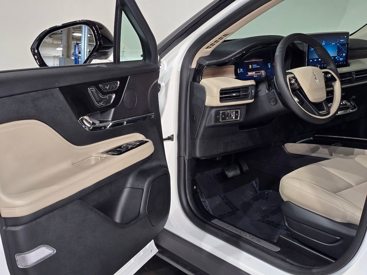 New 2026 Lincoln Corsair Reserve image 11