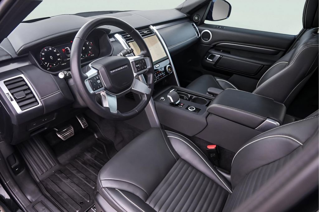 Used 2024 Land Rover Discovery Metropolitan Edition image 13