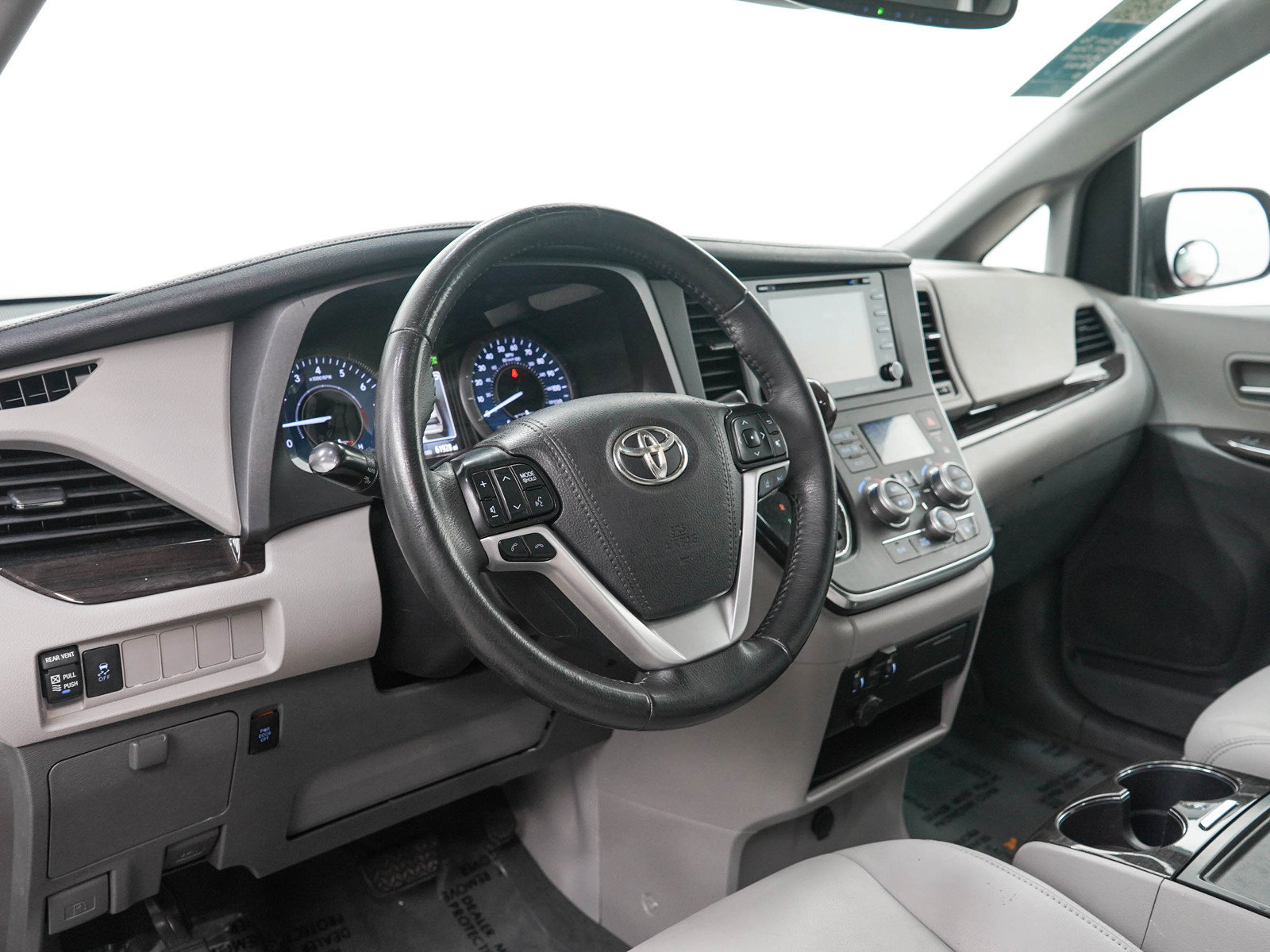 Used 2019 Toyota Sienna XLE FWD image 24