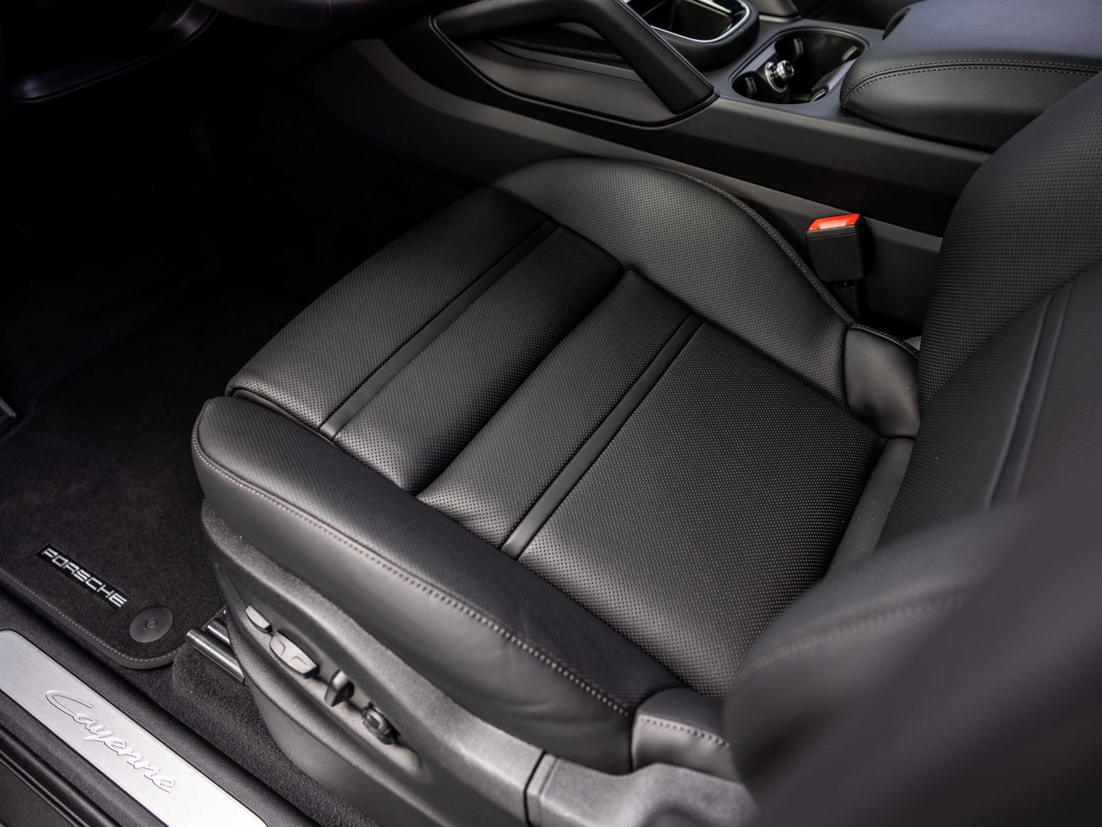 Certified 2025 Porsche Cayenne Coupe AWD/4WD image 44