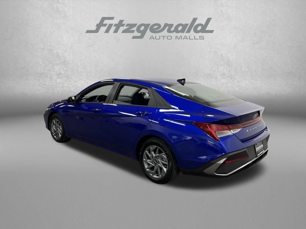 Used 2025 Hyundai Elantra Blue image 3