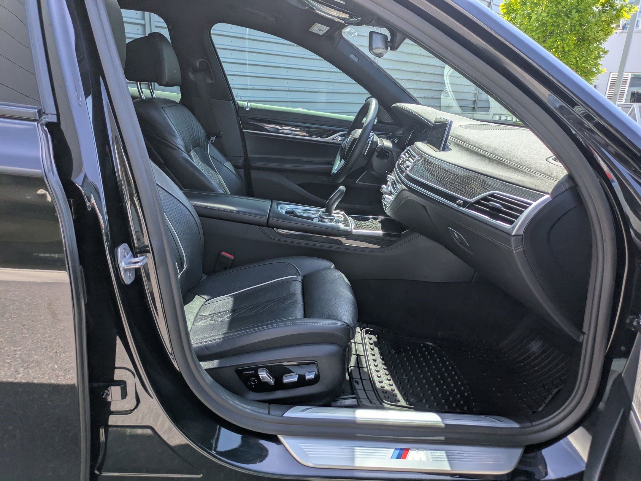 Used 2019 BMW 750i w/ M Sport Package RWD image 31