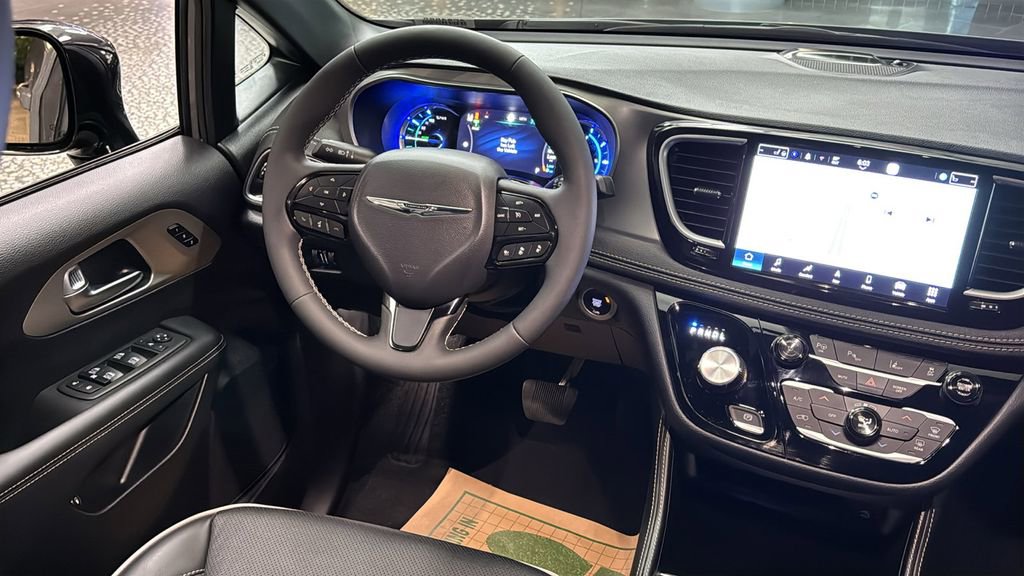 Used 2023 Chrysler Pacifica Limited w/ Uconnect Theater Family Group FWD image 12
