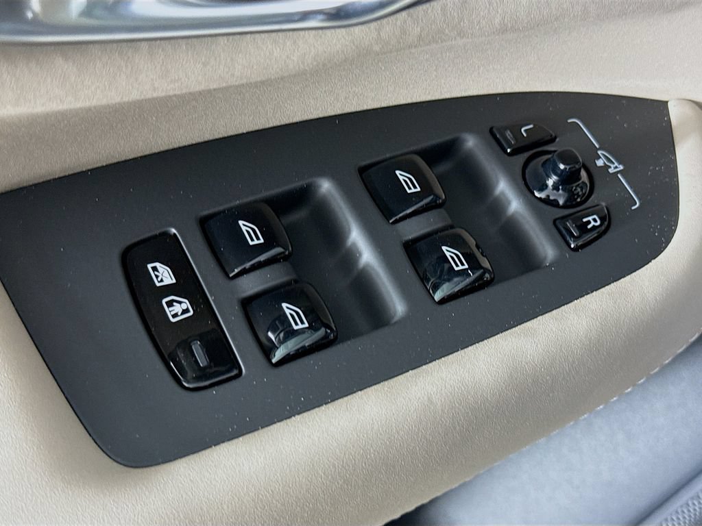 New 2026 Volvo XC90 B6 Plus w/ Protection Package Premier AWD/4WD image 18