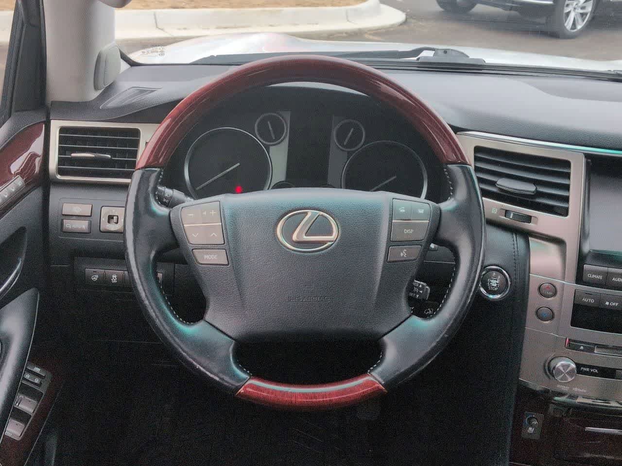 Used 2013 Lexus LX 570 4WD w/ Luxury Pkg image 25