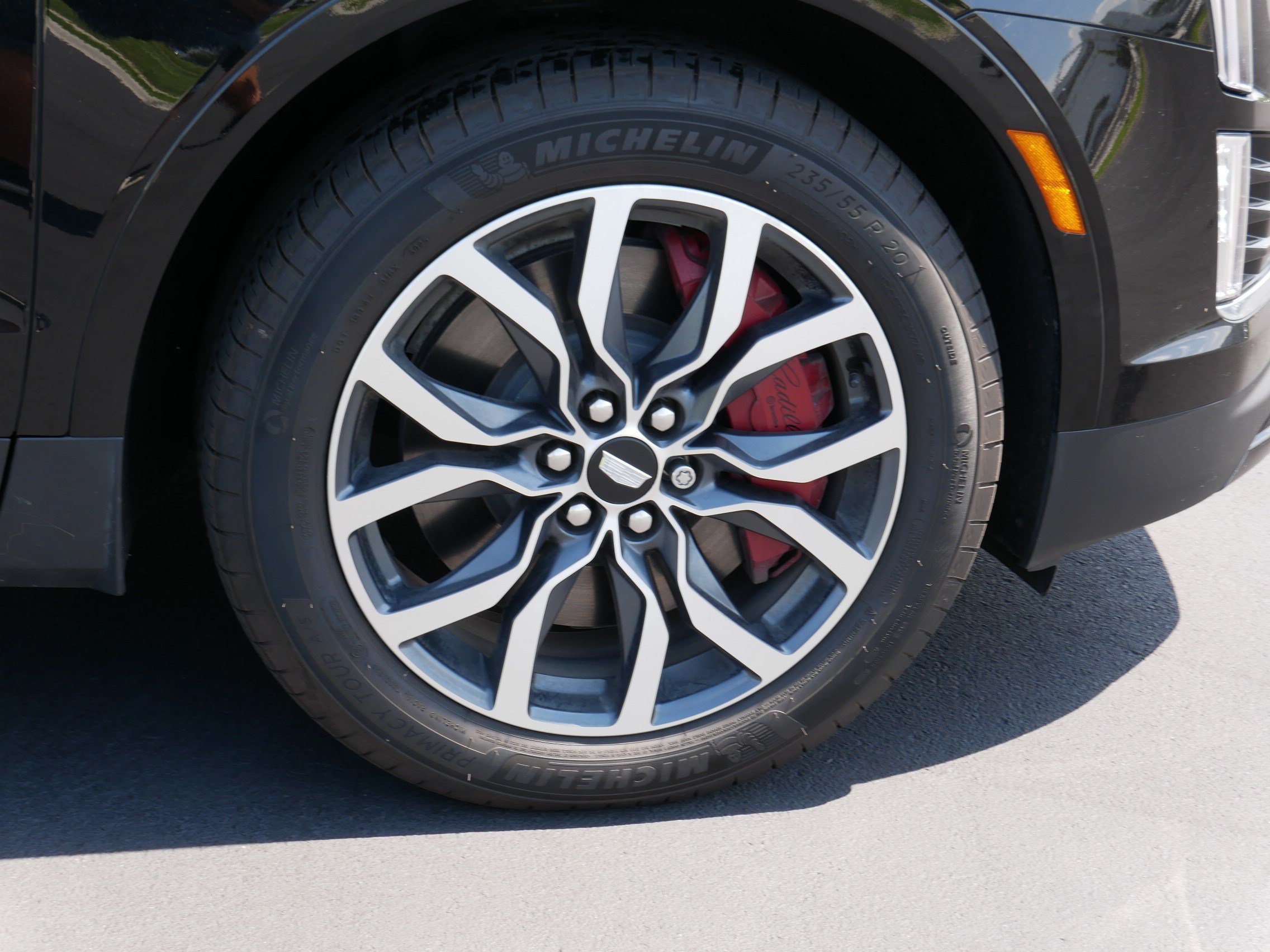 Certified 2025 Cadillac XT5 Sportv w/ LPO, Floor Liner Package AWD/4WD image 14