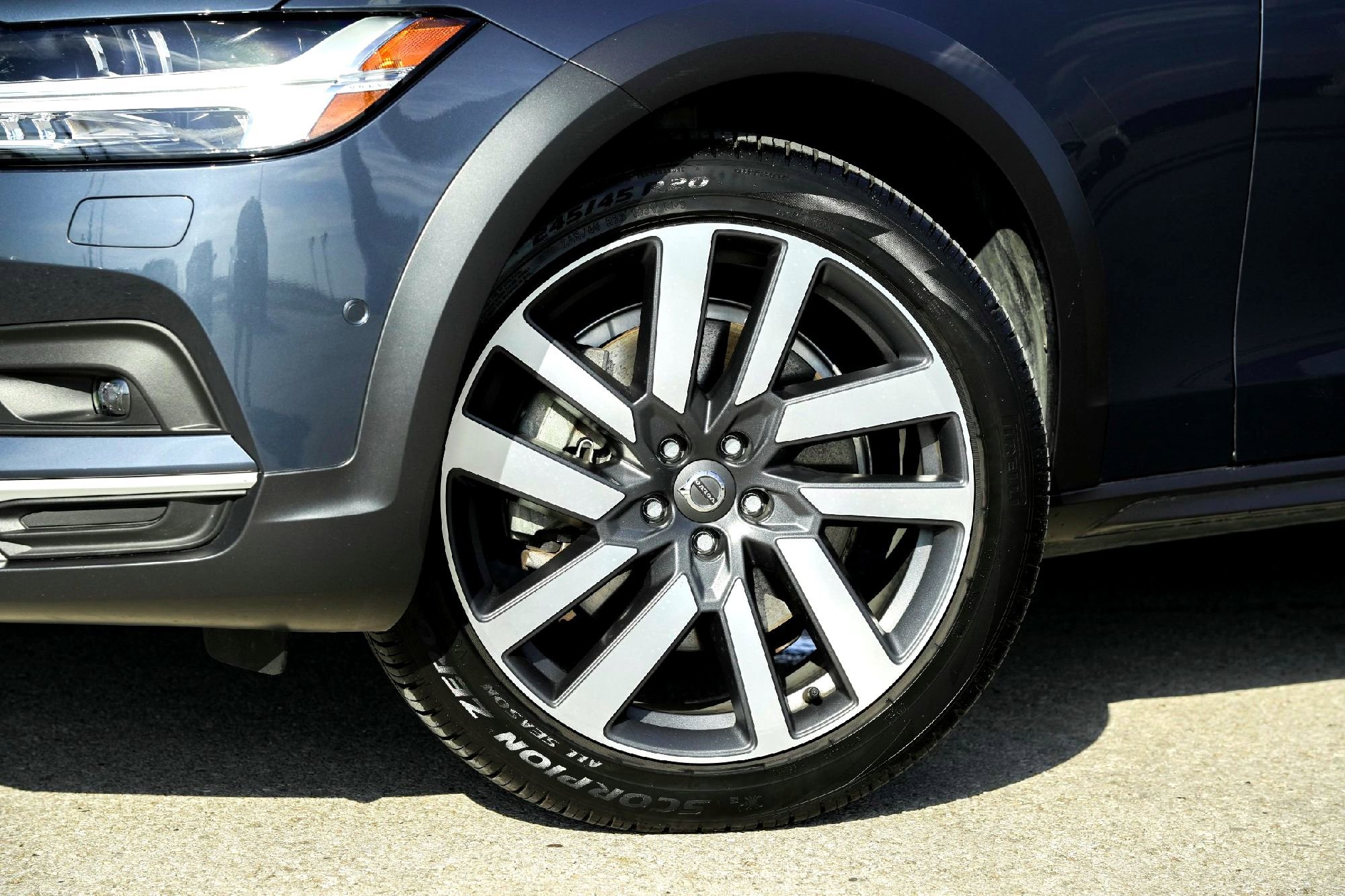 Used 2023 Volvo V90 B6 Cross Country Ultimate image 2