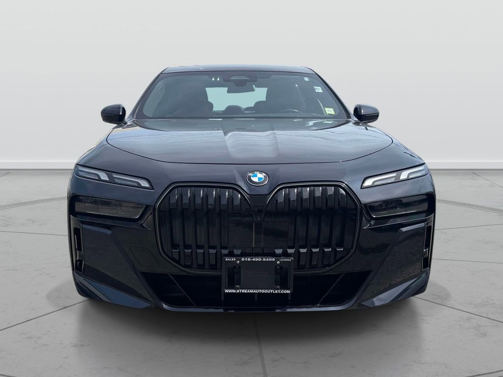 Used 2025 BMW 740i xDrive AWD/4WD image 2