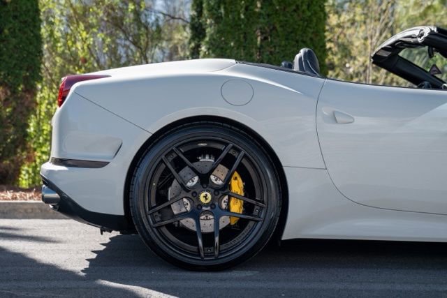 Used 2016 Ferrari California T RWD image 12