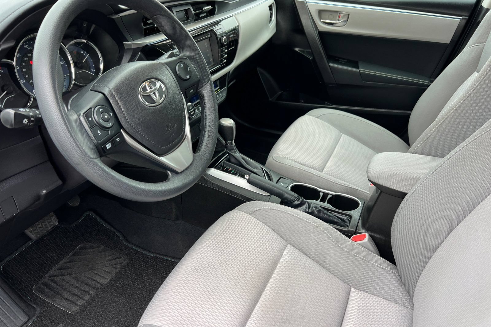 Used 2015 Toyota Corolla LE FWD image 10