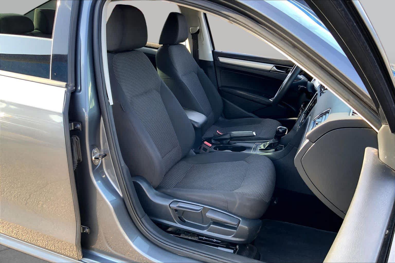 Used 2018 Volkswagen Passat 2.0T S FWD image 9