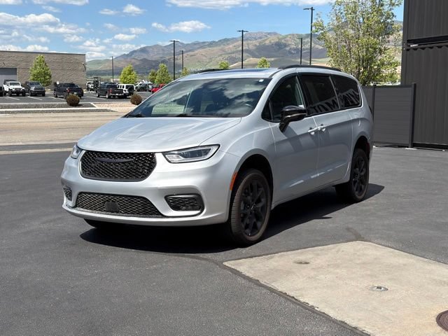 Used 2024 Chrysler Pacifica Limited w/ S Appearance Package AWD/4WD image 10